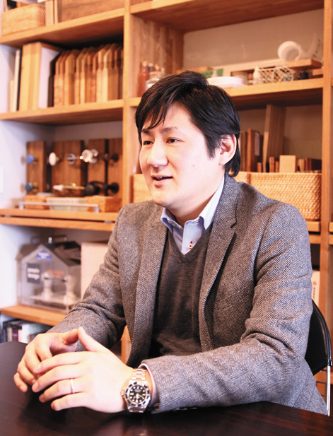 人事教育部部長 飛田 恭助